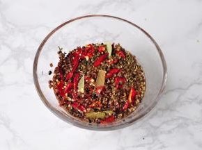 将辣椒段，花椒麻椒香叶八角都用清水洗下捞出，一则为了更卫生，更则将来烹制时可以不容易糊掉。