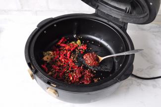 锅中放入洗过的食材，并加入两勺郫县豆瓣酱。这个也根据自已的承受而放，不要贪多，会咸会辣。