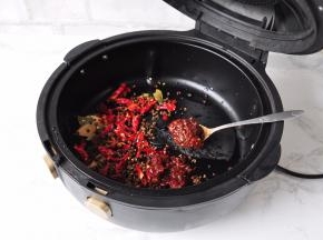 锅中放入洗过的食材，并加入两勺郫县豆瓣酱。这个也根据自已的承受而放，不要贪多，会咸会辣。