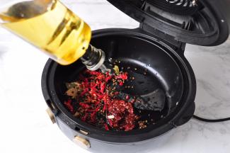 再加入比平时炒菜多一点的油。如果没有空气炸锅，这一步请用炒锅来操作。