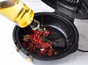 再加入比平时炒菜多一点的油。如果没有空气炸锅，这一步请用炒锅来操作。
