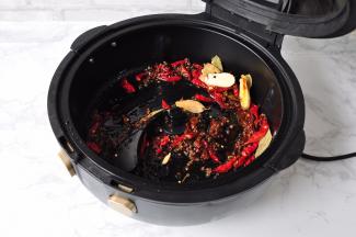 启动空气炸锅，带搅拌功能，选择200度，15分钟。如果用炒锅，那就将食材炒香。