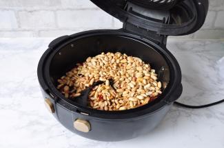 两三分钟过后，就打开空炸，将花生米倒入。