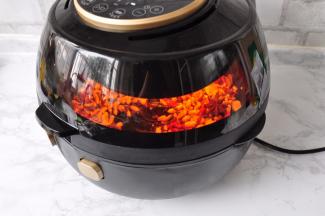 这时锅里的搅拌桨自动缓慢转动。如果用炒锅，这时请用小火慢炒花生，勤翻动。