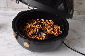 直到花生变得油亮焦黄酥脆，临出锅前，尝下味
道，根据自已的口味加入适量糖，盐，花椒粉，胡椒粉，辣椒粉，少许鸡精。若火侯差点，请再加点时间。