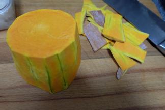 选老南瓜一块，大约500g左右，去皮；