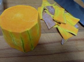 选老南瓜一块，大约500g左右，去皮；