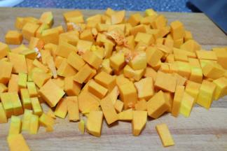 把南瓜切成小丁；