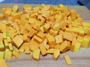 把南瓜切成小丁；
