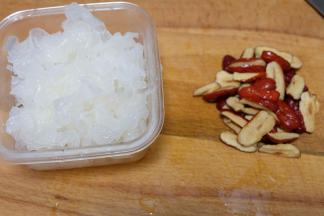 银耳泡发，红枣去核；