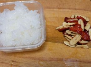 银耳泡发，红枣去核；