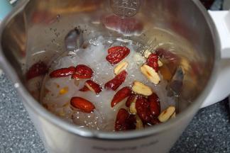 把食材一起放进豆浆机里，注入清水，水量加到最高水位线1300ml处；