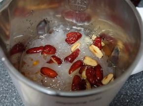 把食材一起放进豆浆机里，注入清水，水量加到最高水位线1300ml处；