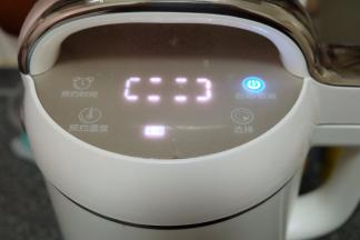 豆浆机通电，盖上机头，使用“米糊“键制作。也可以用”五谷“或者”豆浆“键；