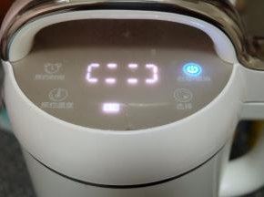 豆浆机通电，盖上机头，使用“米糊“键制作。也可以用”五谷“或者”豆浆“键；