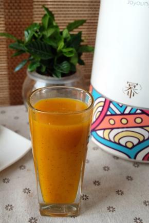 红枣南瓜银耳羹就制作完成了，倒在杯子里，等温热以后，就可以开喝了。