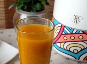 红枣南瓜银耳羹就制作完成了，倒在杯子里，等温热以后，就可以开喝了。