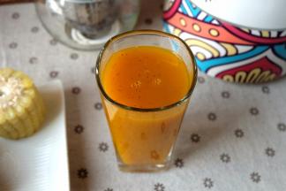 南瓜本身就是甜的，淀粉含量高，只用南瓜的话就会是南瓜汁，也是甜甜的，这次我又加了红枣，增加了枣香味，又加了银耳，银耳的胶制被打碎煮出来后会增另黏稠度，使这杯红枣南瓜银耳羹口感更赞！