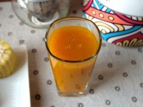 南瓜本身就是甜的，淀粉含量高，只用南瓜的话就会是南瓜汁，也是甜甜的，这次我又加了红枣，增加了枣香味，又加了银耳，银耳的胶制被打碎煮出来后会增另黏稠度，使这杯红枣南瓜银耳羹口感更赞！