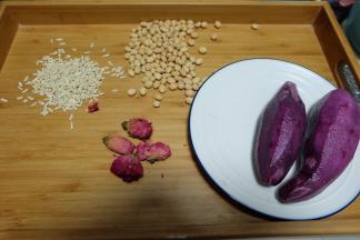 准备好原料，紫薯需要削皮，干黄豆可以提前泡涨，也可以直接用；