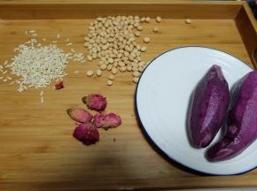 准备好原料，紫薯需要削皮，干黄豆可以提前泡涨，也可以直接用；