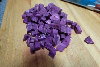 紫薯去皮后切成小丁；
