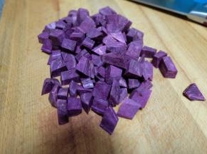 紫薯去皮后切成小丁；