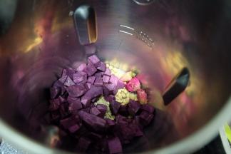 把黄豆、玫瑰花、紫薯丁、燕麦米一起放进豆浆机桶里；