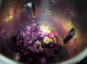 把黄豆、玫瑰花、紫薯丁、燕麦米一起放进豆浆机桶里；