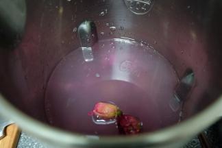 注入清水，水量我一般是加到最高，1300ml的水位线，能出四到五杯豆浆；