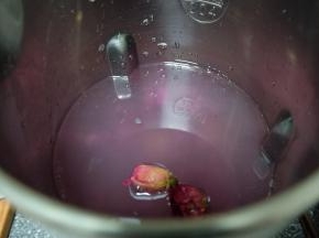 注入清水，水量我一般是加到最高，1300ml的水位线，能出四到五杯豆浆；