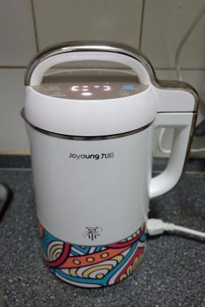 豆浆机盖上机头，接通电源，启动“五谷”豆浆模式；