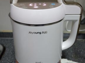 豆浆机盖上机头，接通电源，启动“五谷”豆浆模式；