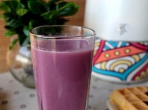 一杯带着梦幻紫的香浓营养豆浆就做好了。我很喜欢紫薯豆浆的色泽，有小伙伴说用紫薯做出来的豆浆或米糊发蓝色或者颜色太深，我还真没遇到过，煮粥的时候遇到过变蓝，所以我不太煮紫薯粥，但我特别喜欢做紫薯米糊或紫薯豆浆，颜色太漂亮了！而且用豆浆机打出来的豆浆或米糊，细腻柔滑，没有渣渣，喝起来特加棒！