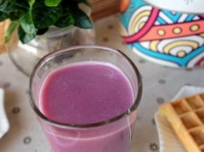 这样的早餐，是不是特别具有诱惑力呢！我这杯豆浆里增加了玫瑰花，平时这种玫瑰花是用来做花果茶的，可以美容养颜，加在豆浆里，让紫薯豆浆增添了一些玫瑰花的香味，也是很不错的。另外我还添加了燕麦米，这种燕麦米是世界上公认营养价值高的杂粮之一，燕麦还是预防动脉粥样硬化、高血压、冠心病的理想食物，对糖尿病、脂肪肝、便秘、浮肿等有辅助疗效，除了有丰富的营养价值之外，燕麦米和黄豆一起还可以综合黄豆的口感，让豆浆更柔滑可口，口感更好，所以我家做米糊或豆浆的时候我总喜欢抓小一把燕麦米放进去一起打，如果你家里有这些食材，不防拿来试试做豆浆吧，会别有一番风味的！