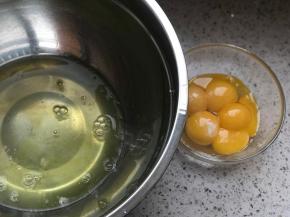 鸡蛋选择小号的，如果是稍微大些的选择4个，蛋白蛋黄分开，蛋白盆子保证无水无油