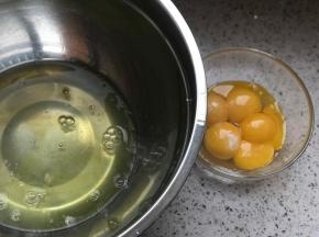 鸡蛋选择小号的，如果是稍微大些的选择4个，蛋白蛋黄分开，蛋白盆子保证无水无油
