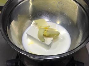 牛奶黄油奶油奶酪放入盆中，底下放一盆热水，隔水搅拌至黄油和奶酪融化