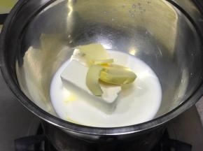 牛奶黄油奶油奶酪放入盆中，底下放一盆热水，隔水搅拌至黄油和奶酪融化