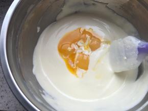 如果糊糊温度非常高，晾一下不热了，加入蛋黄