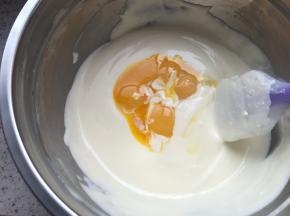 如果糊糊温度非常高，晾一下不热了，加入蛋黄