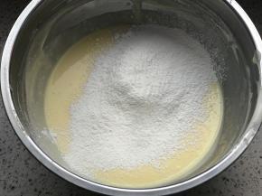 筛入低筋面粉和玉米淀粉