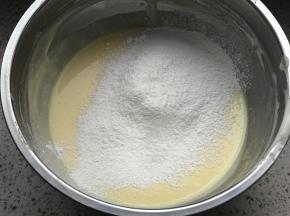 筛入低筋面粉和玉米淀粉