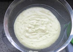 把面糊过筛两次，保证细腻无疙瘩的面糊