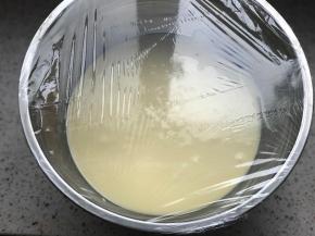 盖保鲜膜，冰箱冷藏面糊15分钟