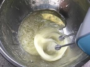 蛋白分3次加糖打至湿性泡