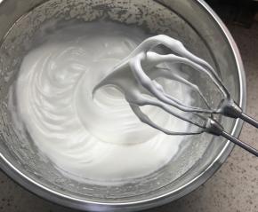 面糊有轻微的流动，提起打蛋钩有大弯钩，轻轻一碰就掉，这个状态即可。