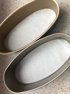 模具是6寸椭圆模具，也可以用固底的6寸圆模，一样的，必须是固底，活底不可以，选择不粘的模具，如果是阳极的，侧壁涂抹一层软化黄油，底部铺油纸。