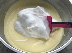 三分之一的蛋白加入蛋黄糊中，翻拌搅匀