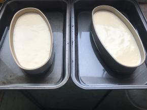 轻乳酪是选择水浴法，盆中放一些温水，放7成满，水浴的模具，比蛋糕模具稍微大一些就行，不需要太大。